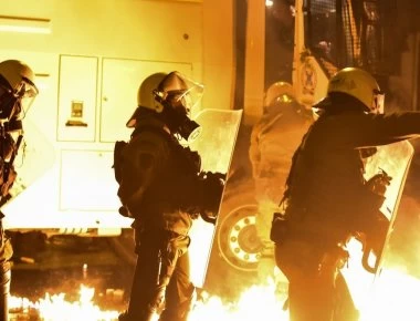 Ο Ρουβίκωνας απειλεί την Κυβέρνηση με αντίποινα αν προχωρήσει το σχέδιο Χρυσοχοϊδη για τα Εξάρχεια